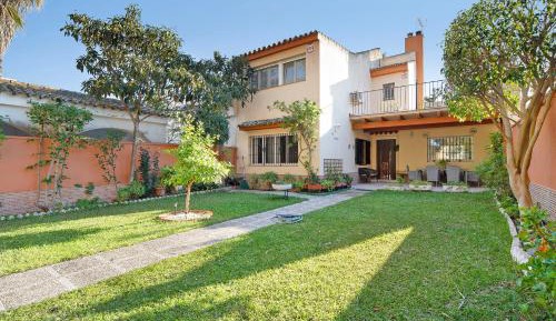 Villa with Garden View