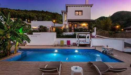 Villa with Garden View