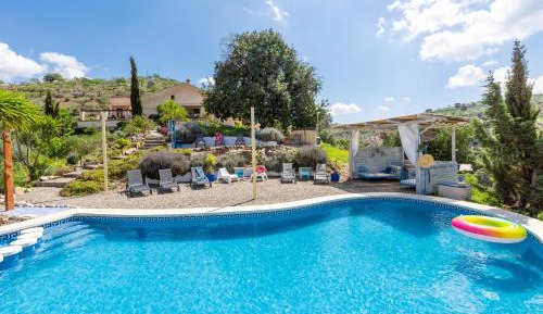 Two-Bedroom Deluxe Apartment with Garden View