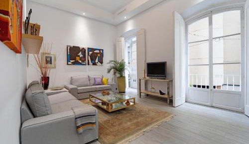 Two-Bedroom Deluxe Apartment with Balcony