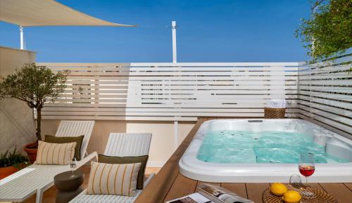 2-bedroom apartment with private Jacuzzi on a shared terrace