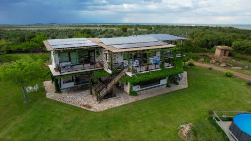 Five-Bedroom House with Pool and Mountain View