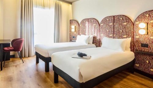 Standard room with 2 single beds