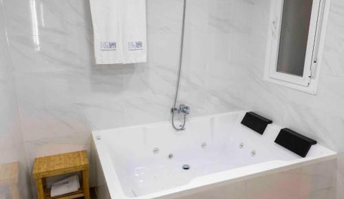 Studio with Spa Bath