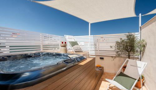 2-bedroom apartment with private Jacuzzi on a shared terrace