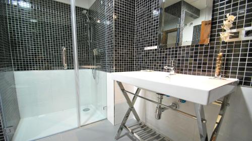 Three-Bedroom Deluxe Apartment