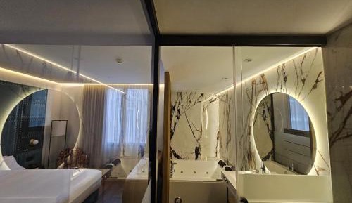 Suite with Hot Tub