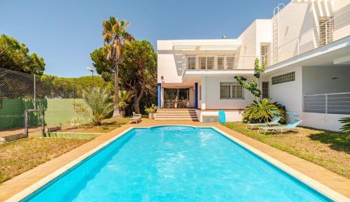 Four-Bedroom Apartment with Pool View