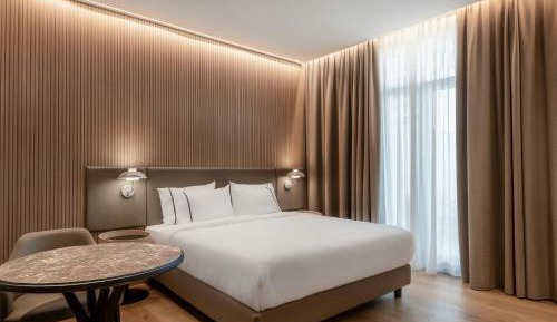 Standard King Room with City View