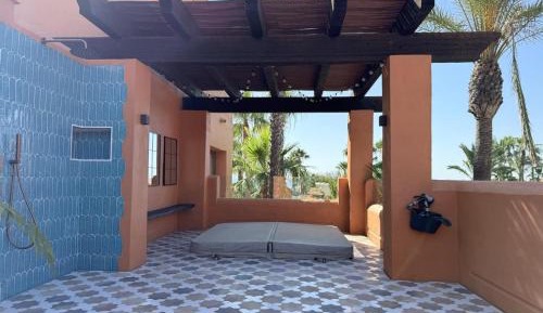 Premium Penthouse Three-Bedroom Apartment with Jacuzzi