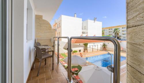 Apartment with Pool View 