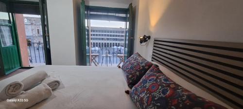 Triple room with king bed 
