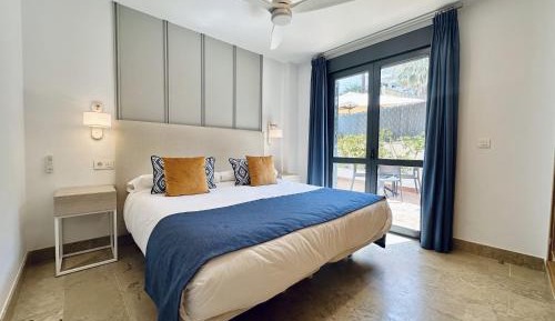 One-Bedroom Apartment with courtyard