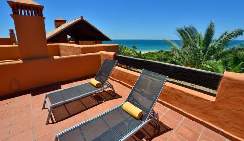 Luxury Penthouse Three-Bedroom Apartment with Jacuzzi & Private Pool