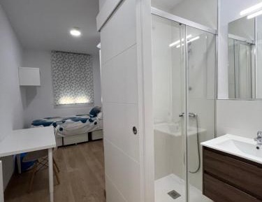 Single Room with Private Bathroom (Female Only)