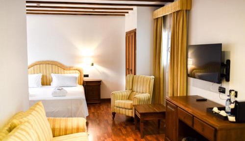 Quadruple Room (2 Adults + 2 Children)