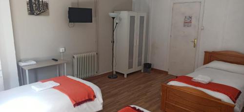 Basic Triple Room with Shared Bathroom