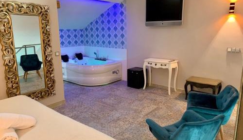 Duplex Suite with Spa Bath
