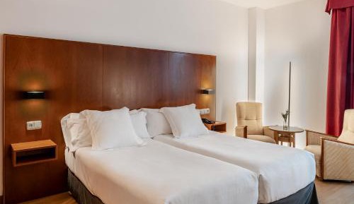 Two Connecting Rooms (4 people)