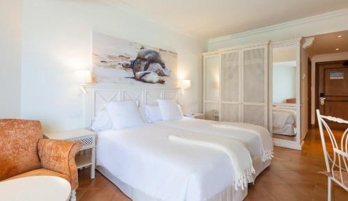 Deluxe Double Room with Shared Pool 