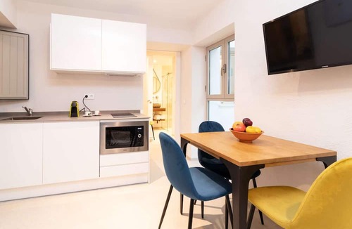 Alameda Apartment | Deluxe Apartment with Outside Patio View