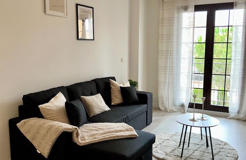 Hacienda del Alamo Apartment | Hancinda Sleeps 4 With Free Parking