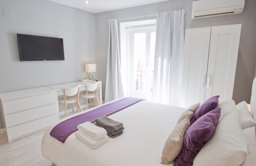 Barrio de las Letras Apartment | Cozy upscale apt museum mile AC