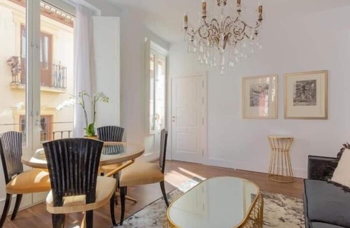 Granada City Center Apartment | Cathedral Royale Suite