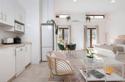 Malaga-Este Apartment | Studio Apartment 'Oasis Del Candado' with Wi-Fi and Air Conditioning