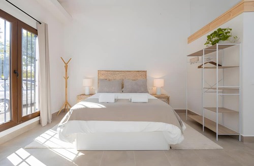 Malaga-Este Apartment | Studio Apartment 'Oasis Del Candado' with Wi-Fi and Air Conditioning