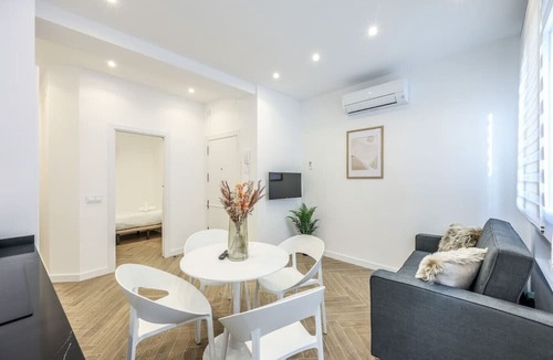 Cuatro Caminos Apartment | Urban Tranquility in Madrid with Modern Comforts