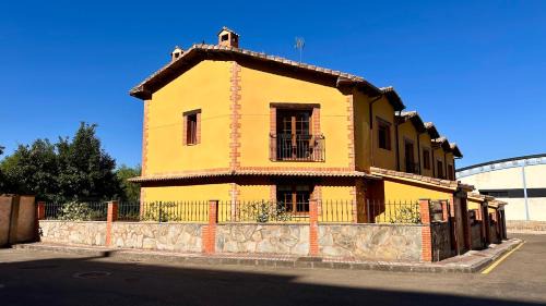 La Virgen del Camino House | Cama King Size, Jardín y Barbacoa a 10 min de León
