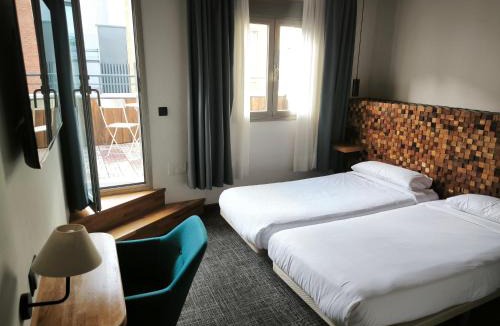 Cuatro Caminos Hostel | Far Home Bernabeu