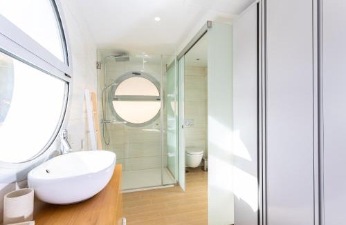 Fuengirola Apartment | Ensuite Deluxe Jacuzzi & Parking Privado