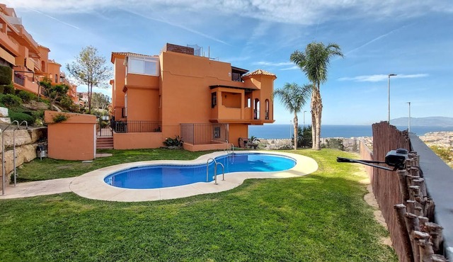 On the coastal hills of Rincon de la Victoria welcomes you this large and comfortable apartment with