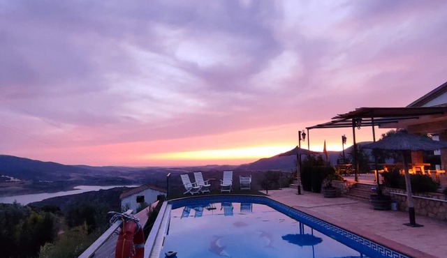 House with views of the mountains and the reservoir, with fireplace and saltwater pool