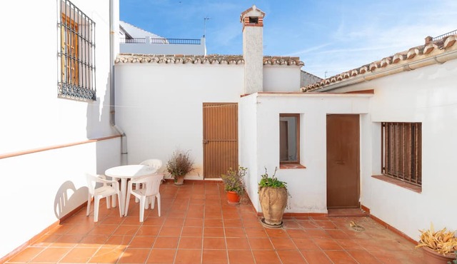 Casa Lucia - Six Bedroom Chalet, Sleeps 13 in Periana