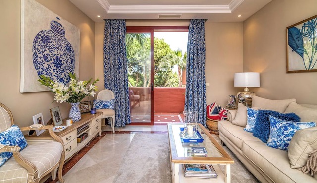 Luxury 2-bed Apartment Elviria - Pool, Sauna & gym