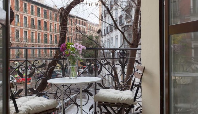Air-Conditioned Apartment w/Two Balconies & Full Kitchen - Amazing Location