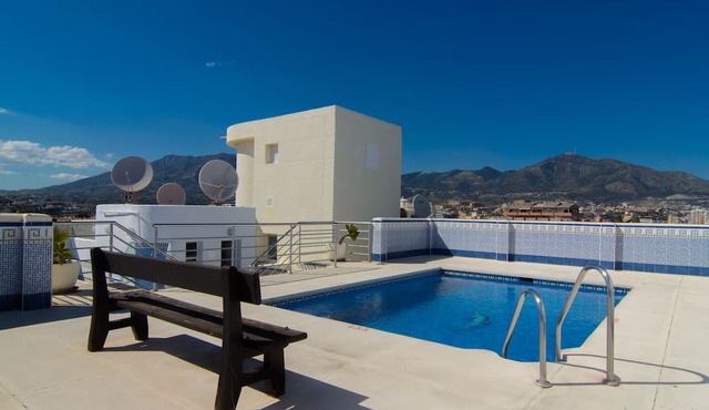 Beachside Luxury 3-Bed Apartment with Rooftop Pool & Sea Views