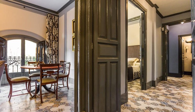 Elegant two bedroom with patio in the city center!