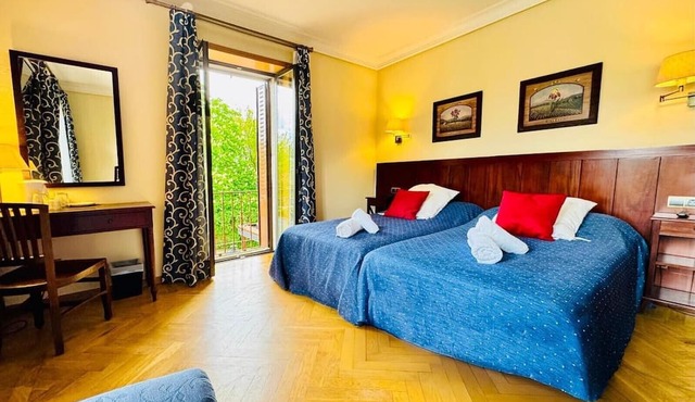 Room 'Habitación Superior Con Balcón' with Shared Terrace, Wi-Fi and Air Conditioning