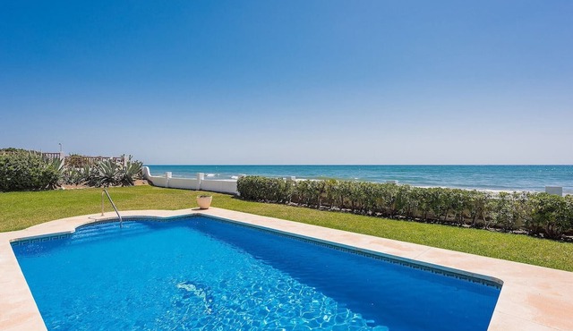 Beachfront Villa for 7 with Pool