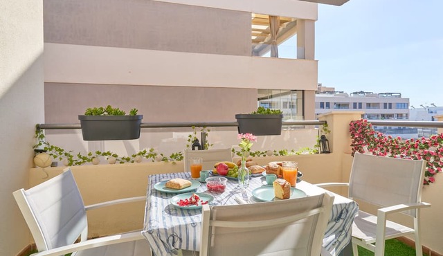2-Bedroom Penthouse with Sea Views, Wi-Fi, and Air Conditioning