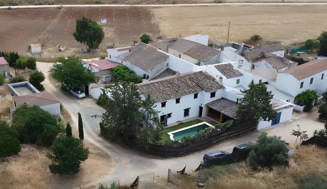 Rural House 'La Saucedilla' with Mountain Views, Private Pool and Wi-Fi