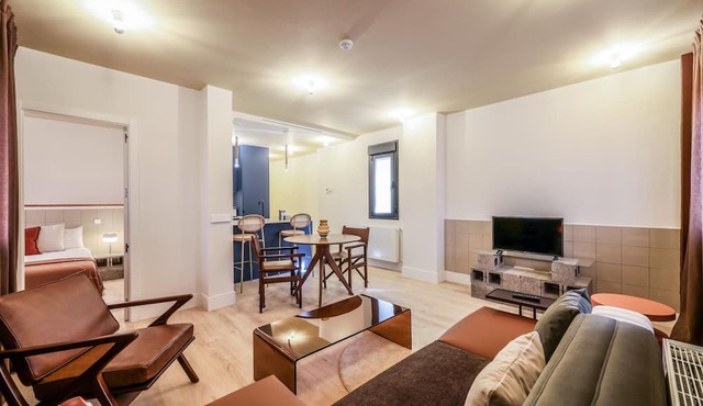 Modern two-bedroom apartment near the Royal Palace 02