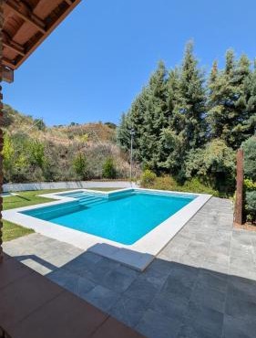 Casa con piscina y jardín Alma